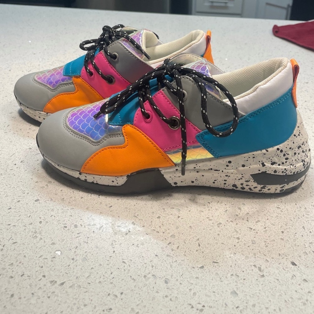 Tennis shoes